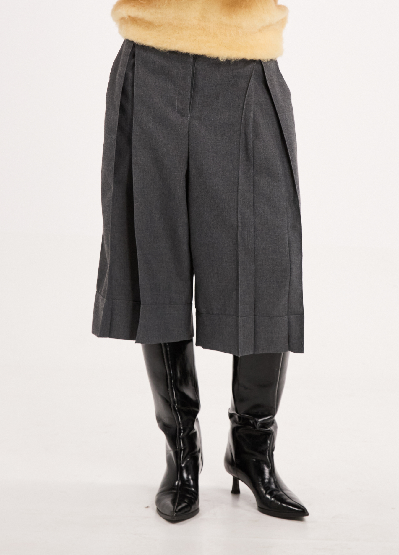 KEY-CHAIN BERMUDA SHORTS IN STONE GRAY