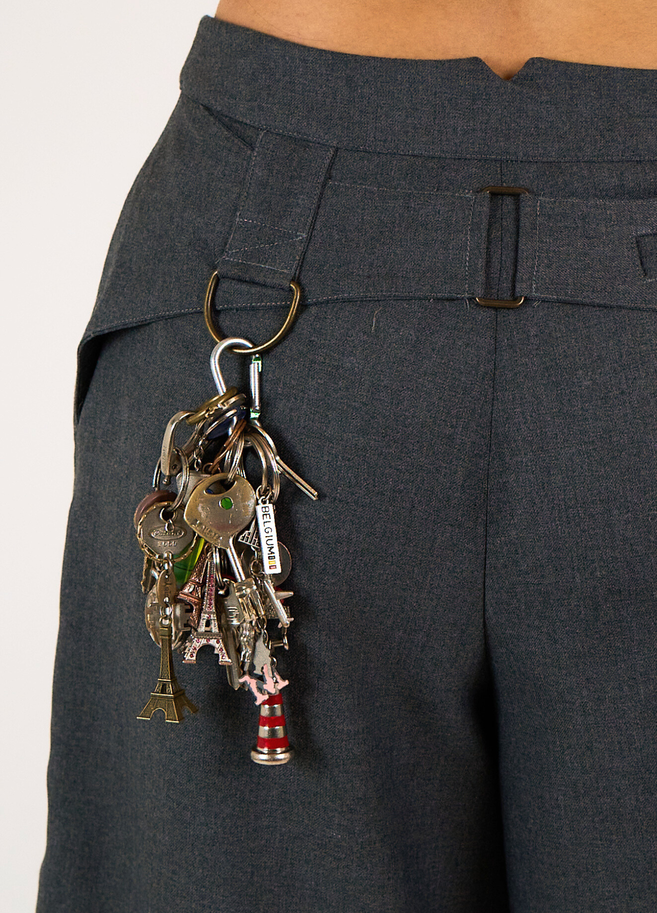 KEY-CHAIN BERMUDA SHORTS IN STONE GRAY