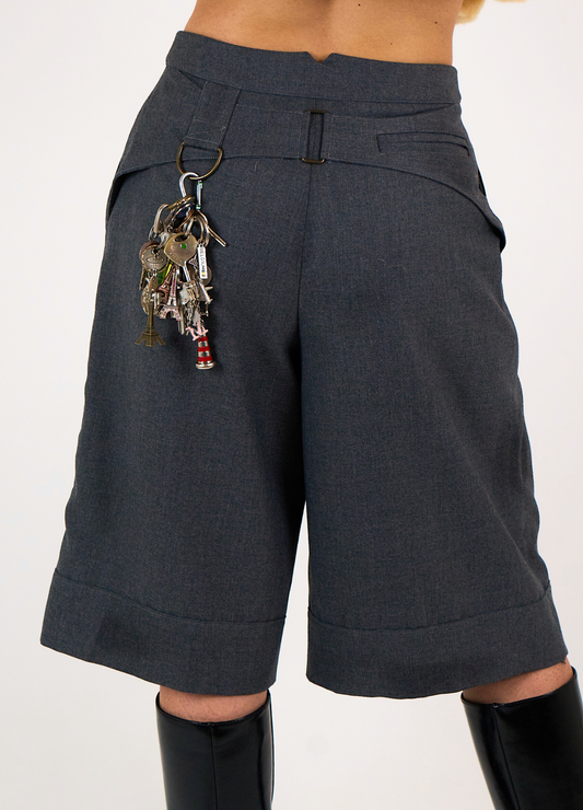 KEY-CHAIN BERMUDA SHORTS IN STONE GRAY