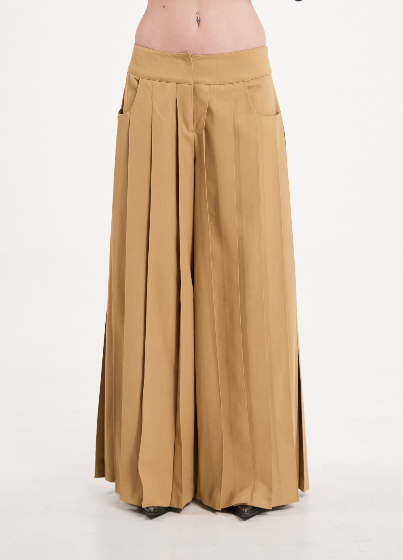 VENTAGLIO PLEATED PANTS IN SAND